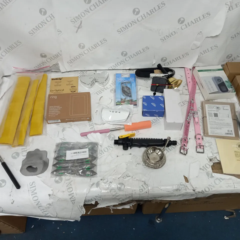 LOT OF APPROXIMATELY 12 ASSORTED HOUSEHOLD ITEMS TO INCLUDE FLOWER HOLDER, BACK SCRATCHER, MINI SMART DOORBELL, AND RING SOLAR CHARGER ETC. 