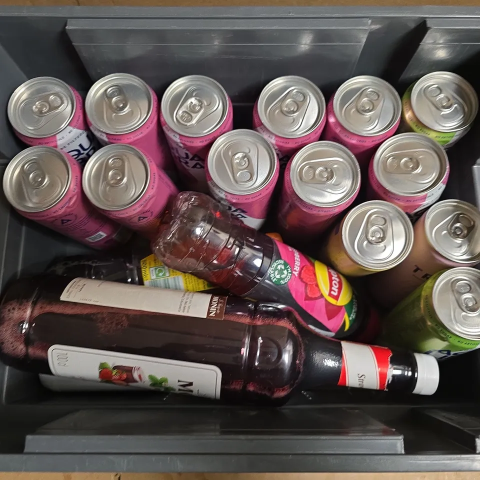 APPROXIMATELY 18 ASSORTED DRINKS TO INCLUDE LIPTON RASPBERRY, HUEL VANILLA, AQUA LIBRA, ETC, ETC - COLLECTION ONLY