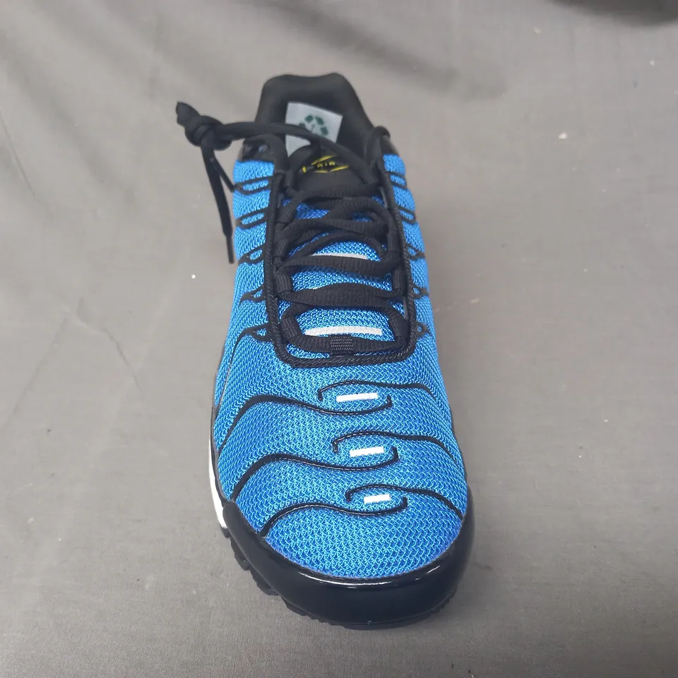 PAIR OF NIKE AIR MAX SHOES IN BLUE/BLACK UK SIZE 8.5