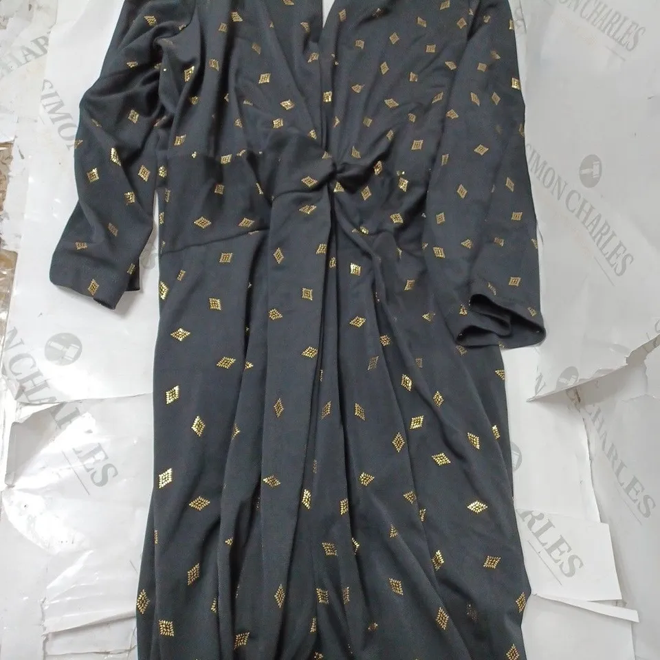 APPROXIMATELY 10 CLOTHING ITEMS INCLUDING: T SHIRTS AND JUMPSUITS (ALL IN DIFFERENT SIZES)