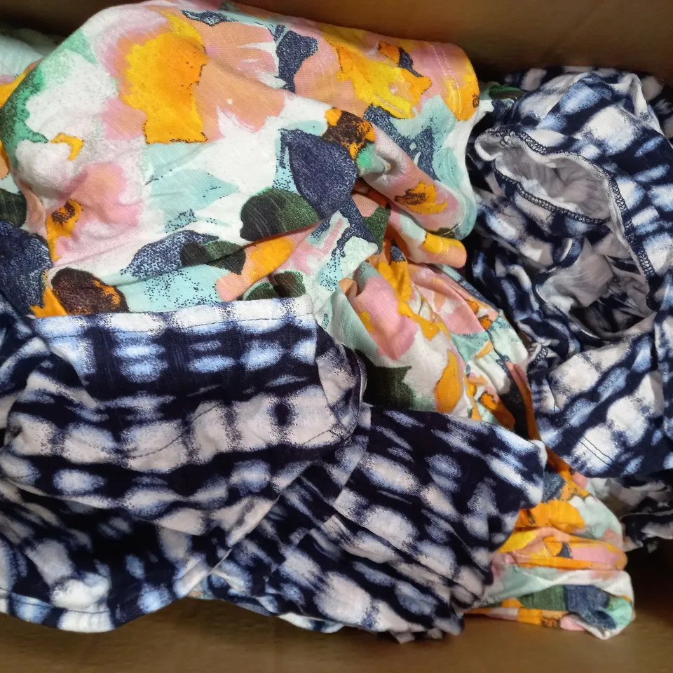 BOX OF APPROXIMATELY 10 ASSORTED CLOTHING ITEMS IN VARIOUS STYLES AND SIZES TO INCLUDE D & CO, RUTH LANGSFORD, ETC