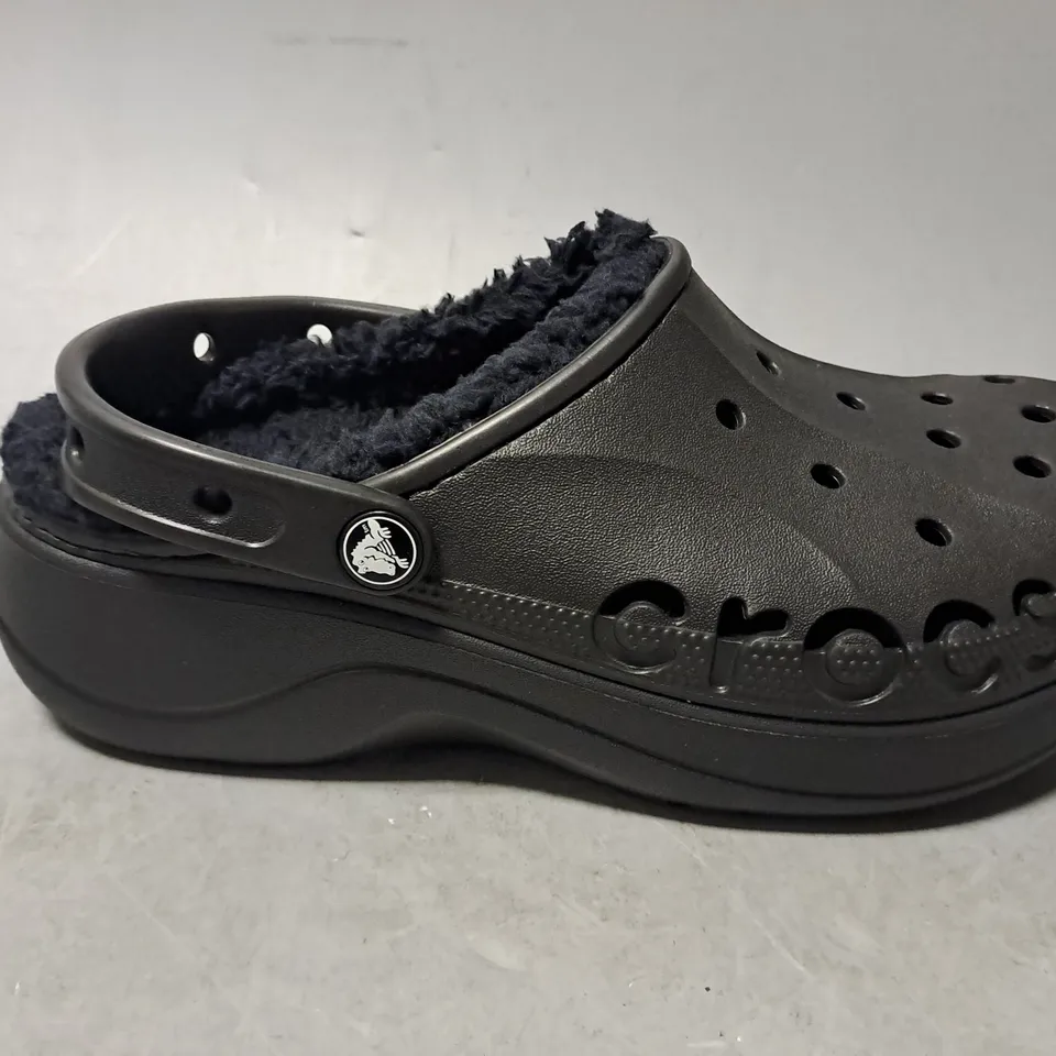 PAIR OF CROCS BAYA PLATFORM LINED CLOG IN BLACK - UK 6 