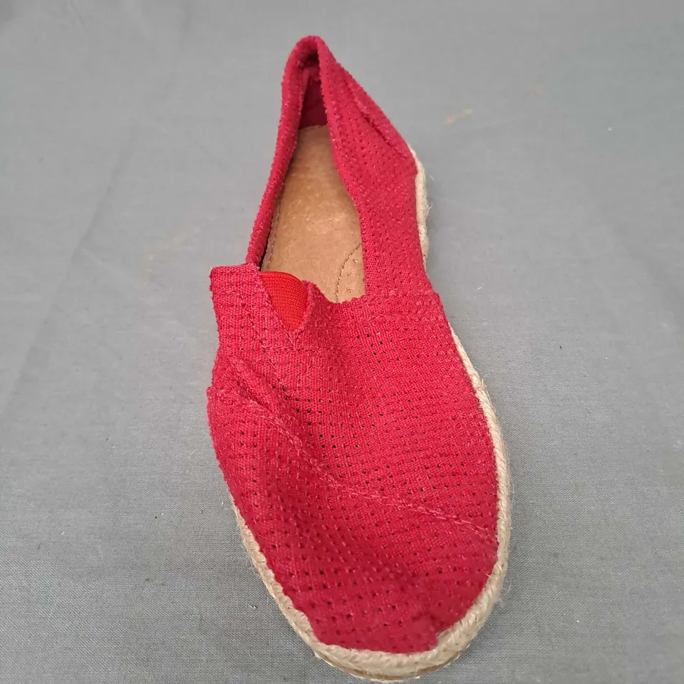 BOX OF APPROXIMATELY 30 PAIRS OF SLIP ON SHOES IN RED PUNCH SIZE 5