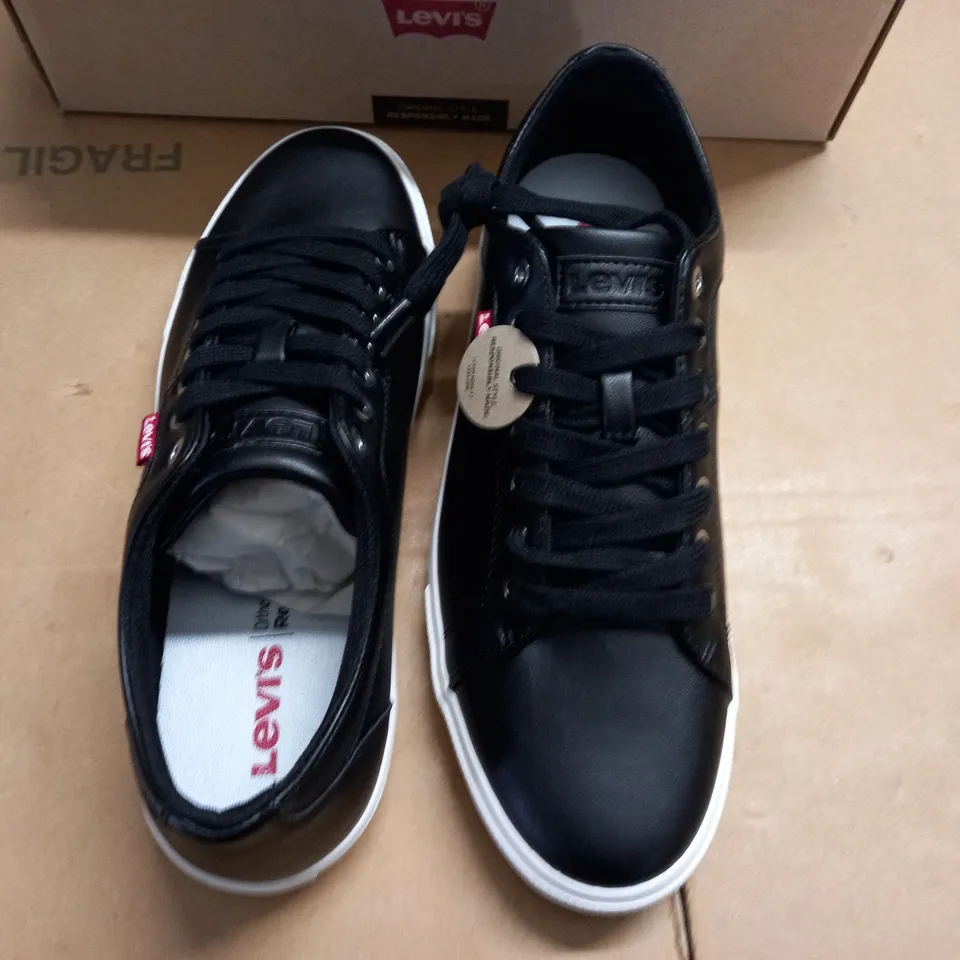 BOXED BRAND NEW LEVIS WOODWARD TRAINERS IN BLACK - UK 8