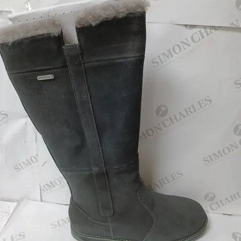EMU ALL WEATHER WATERPROOF COLL SUEDE SHEEPSKIN MOONTA HIGH BOOT - SIZE 7