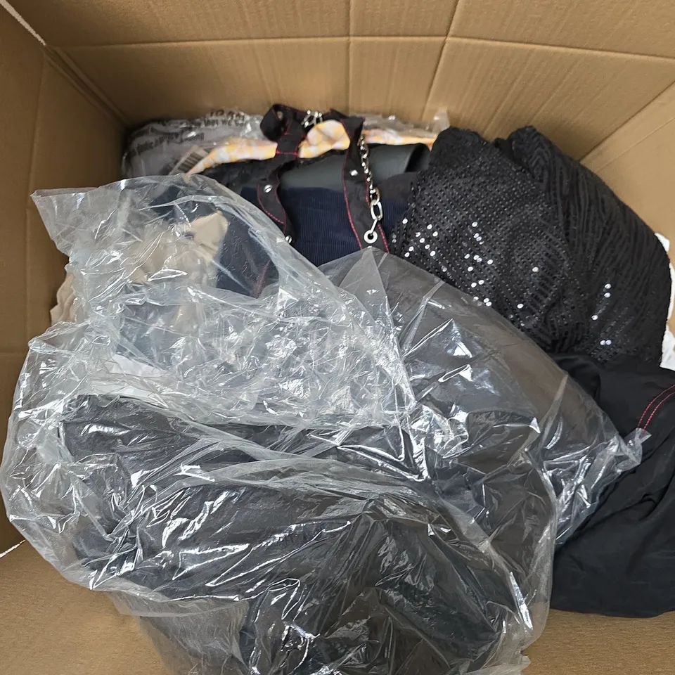 APPROXIMATELY 30 ASSORTED CLOTHING ITEMS IN VARIOUS SIZES, STYLES & COLOURS TO INCLUDE HOODIES, MAXI DRESS, HANDBAGS, ETC - COLLECTION ONLY