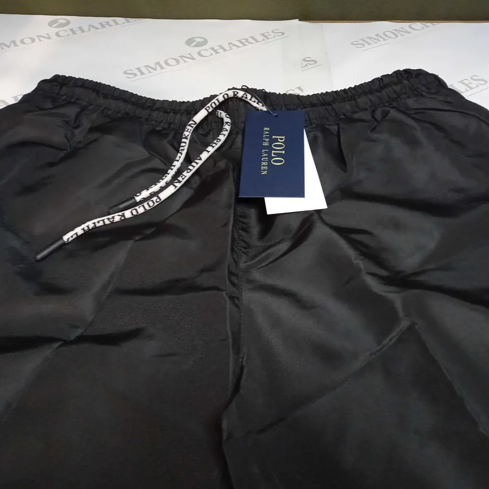 POLO RALPH LAUREN EMBROIDED LOGO SHORTS IN BLACK/RED - MEDIUM