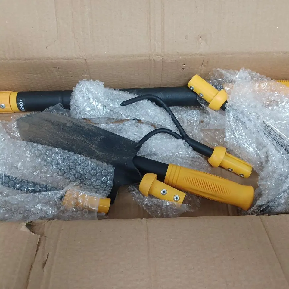 LOT OF 5 HOUSEHOLD ITEMS TO INCLUDE GARDEN SHEARS AND GARDENING TOOLS