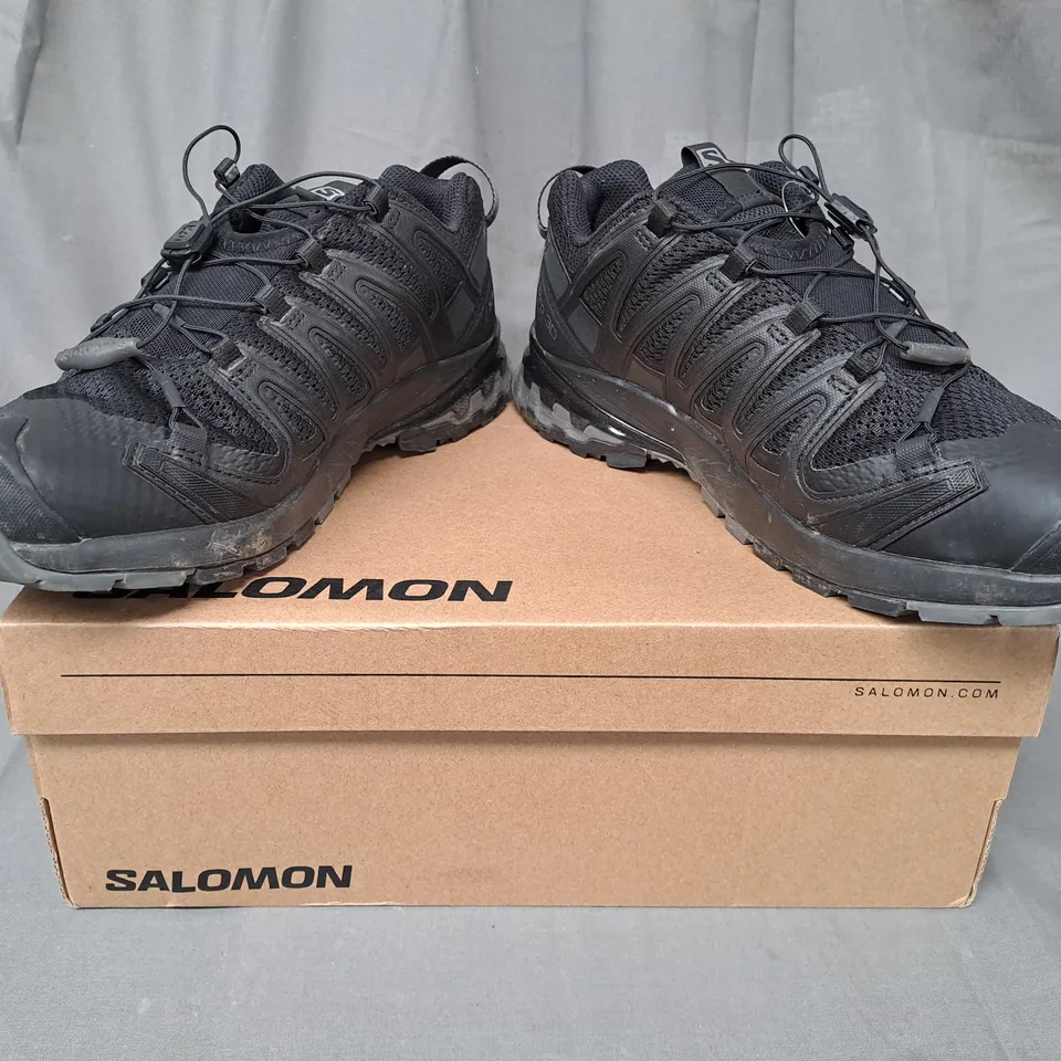 BOXED PAIR OF SALOMON XA PRO 3D V8 SHOES IN BLACK UK SIZE 9