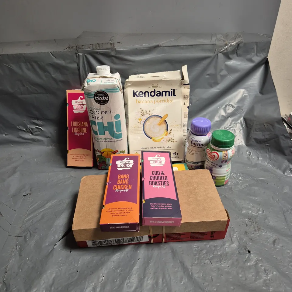 APPROXIMATELY 15 ASSORTED FOOD & DRINK ITEMS TO INCLUDE KENDAMIL BANANA PORRIDGE, SIMPLY COOK RECIPE KITS, COCONUT WATER, ETC - COLLECTION ONLY