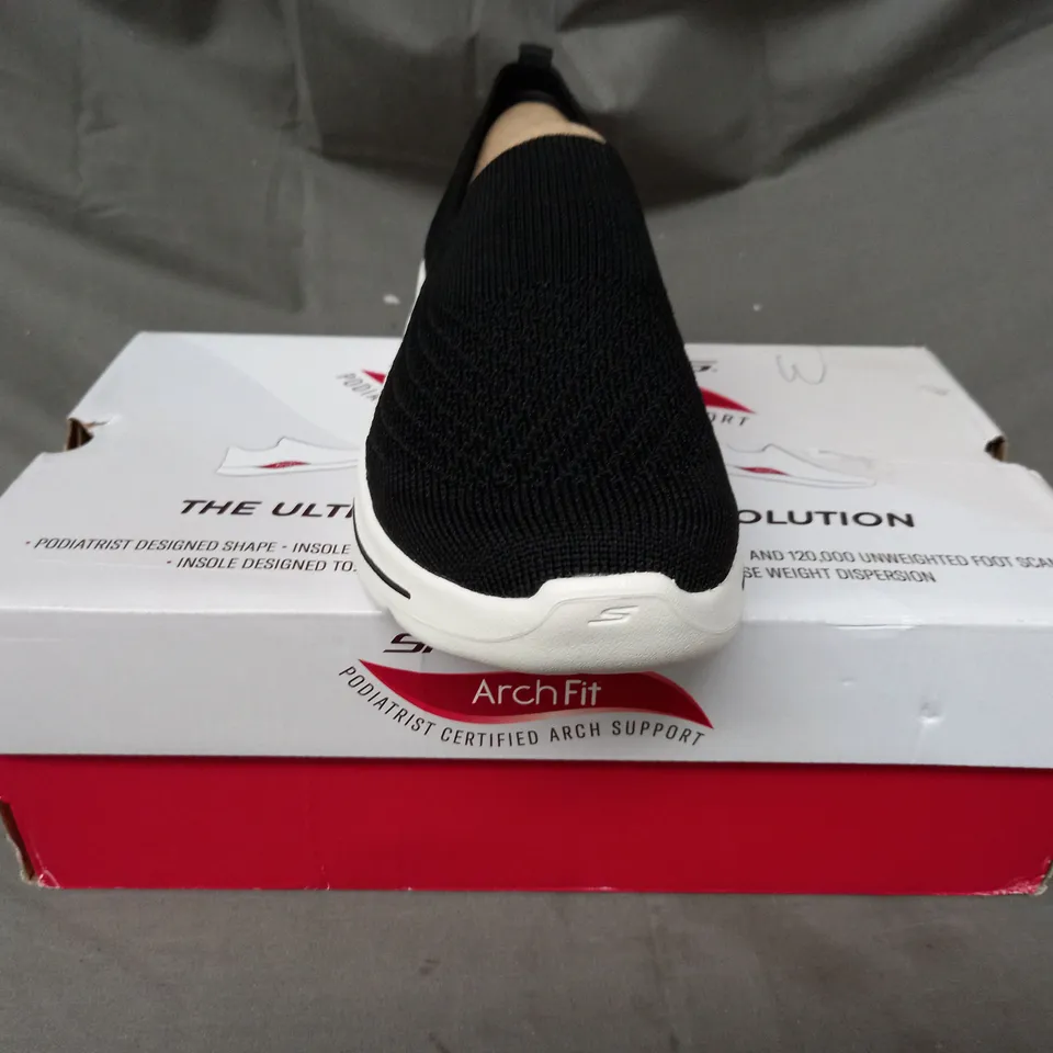 BOXED PAIR OF SKECHERS DELORA TRAINERS IN BLACK SIZE 6