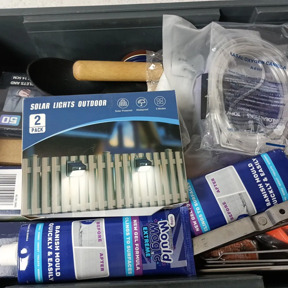 APPROXIMATELY 15 ASSORTED HOUSEHOLD ITEMS TO INCLUDE MOULD MAGIC, LENS WIPES, SOLAR OUTDOOR LIGHTS, ETC