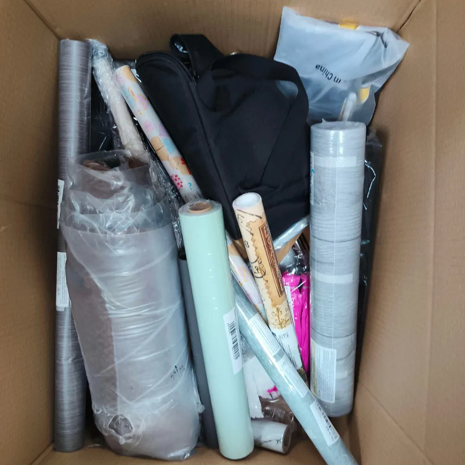 APPROXIMATELY 15 ASSORTED HOUSEHOLD PRODUCTS TO INCLUDE STORAGE BAG, WALLPAPER, HOME DECOR ETC 