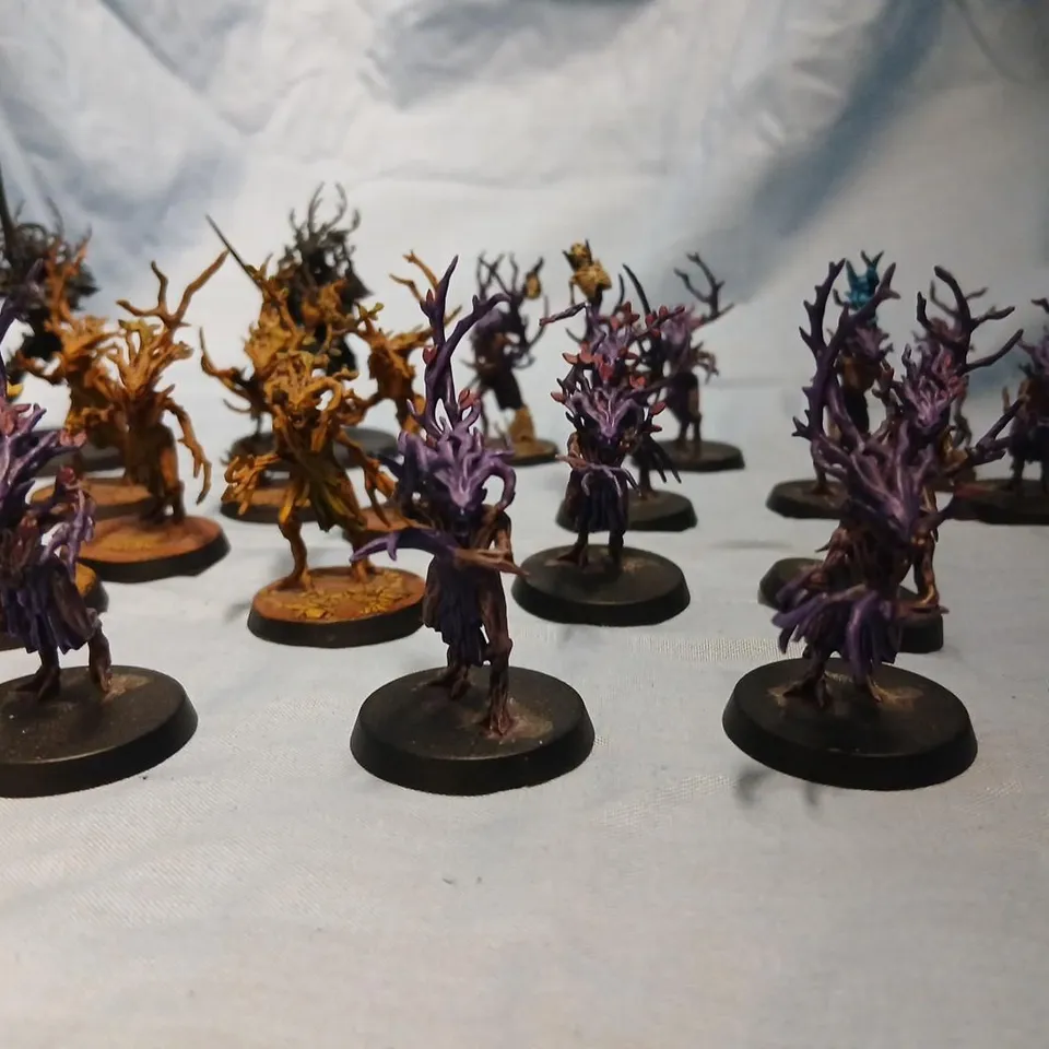 ASSORTED GAMES WORKSHOP PAINTED FANTASY TABLETOP MINIATURES SET, APPROX 32 FIGURES ON ROUND BASES (LOOSE)