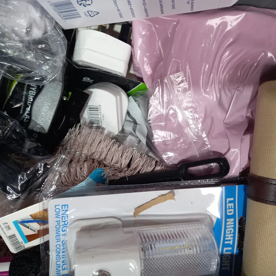 LOT OF APPROXIMATELY 10 ASSORTED HOUSEHOLD ITEMS TO INCLUDE LED NIGHT LIGHT, FETAL DOPPLER, TRI-CIRCLE U-TYPE LOCK, ETC