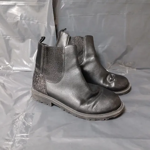 CHUNKY CHELSEA BOOTS IN BLACK - SIZE 4