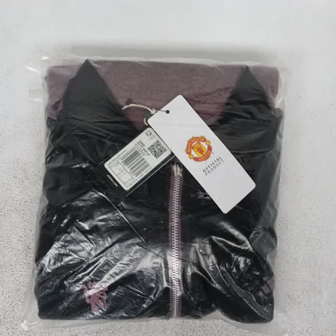 BAGGED ADIDAS MANCHESTER UNITED GO-TO DWR HYBRID HALF-ZIP PULLOVER IN BLACK/FIG SIZE XL