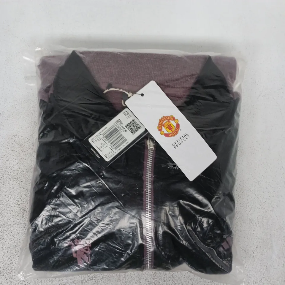 BAGGED ADIDAS MANCHESTER UNITED GO-TO DWR HYBRID HALF-ZIP PULLOVER IN BLACK/FIG SIZE XL