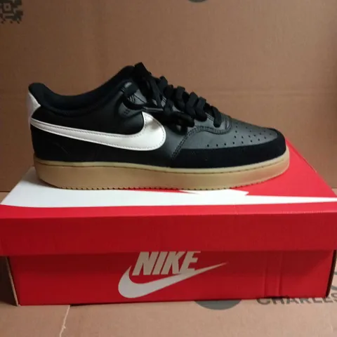 NIKE DUNK LOW TRAINERS – BLACK/WHITE, GUM SOLE SIZE 8