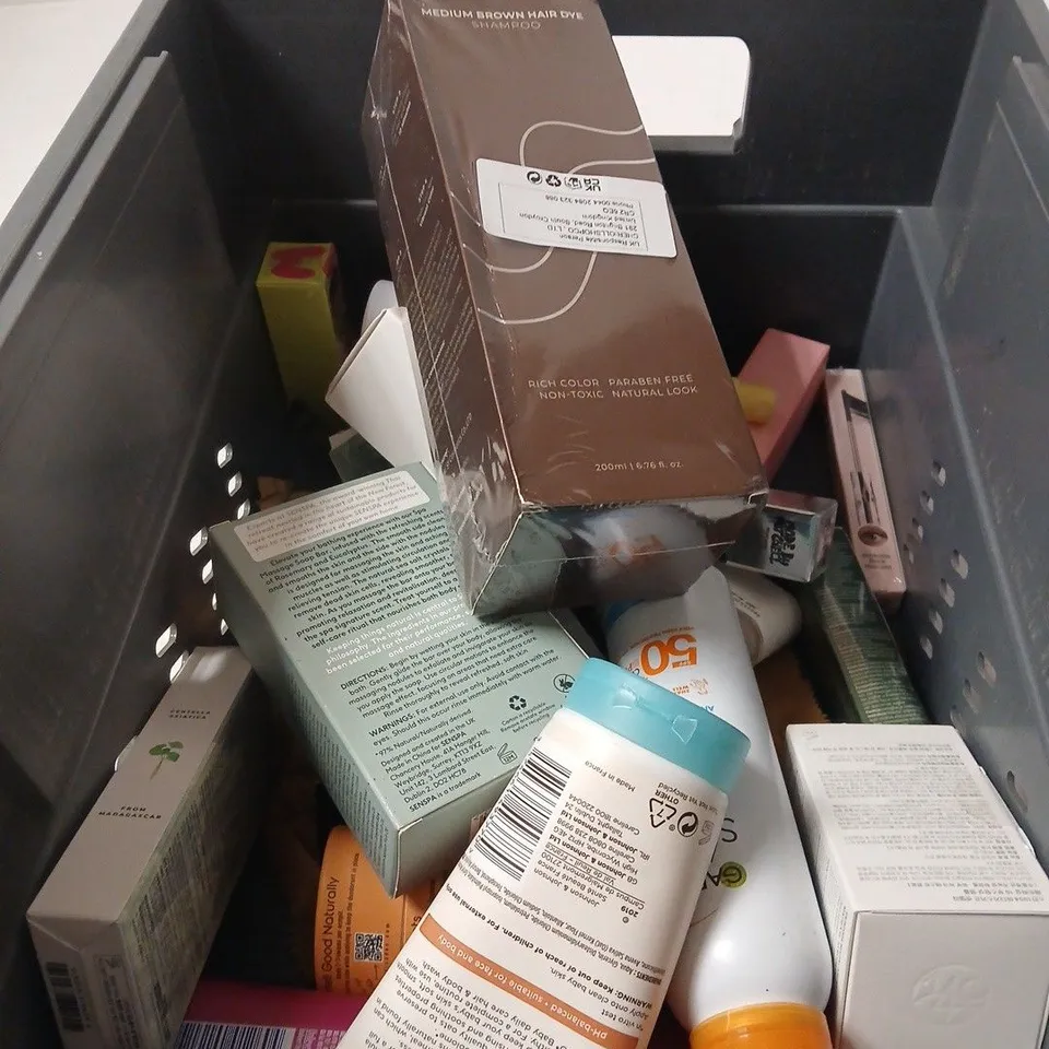 APPROXIMATELY 16 ASSORTED COSMETIC ITEMS INCLUDING BIO OIL , SENSPA MASSAGE SOAP BAR AND GARNIER AMBRE SOLAIRE KIDS SENSITIVE SUN PROTECTING SPRAY