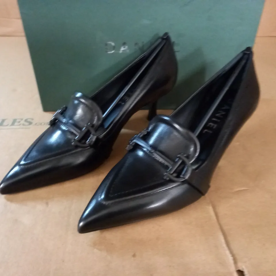PAIR OF DANIEL POINTED TOE BLACK SHOES - 37