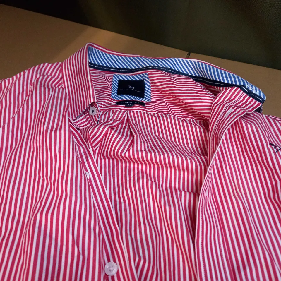 CREW CLOTHING COMPANY RED/NAVY DETAILED CANDY STRIPE MENS SHIRT - XL