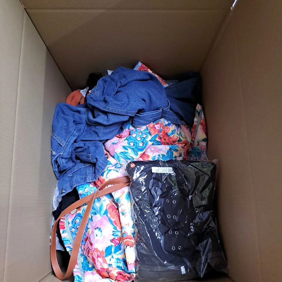 BOX OF APPROXIMATELY 20 ASSORTED CLOTHING AND FASHION ITEMS IN VARIOUS STYLES, SIZES, AND COLOURS - COLLECTION ONLY