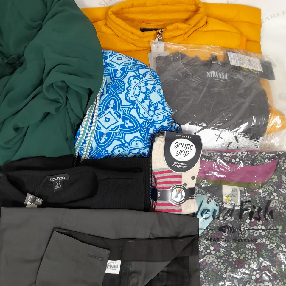BOX OF APPROXIMATELY 40 ASSORTED CLOTHING ITEMS TO INCUDE - TOPS, DRESSES, SOCKS ETC