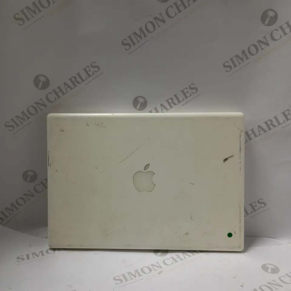 APPLE A1181 MAC BOOK IN WHITE