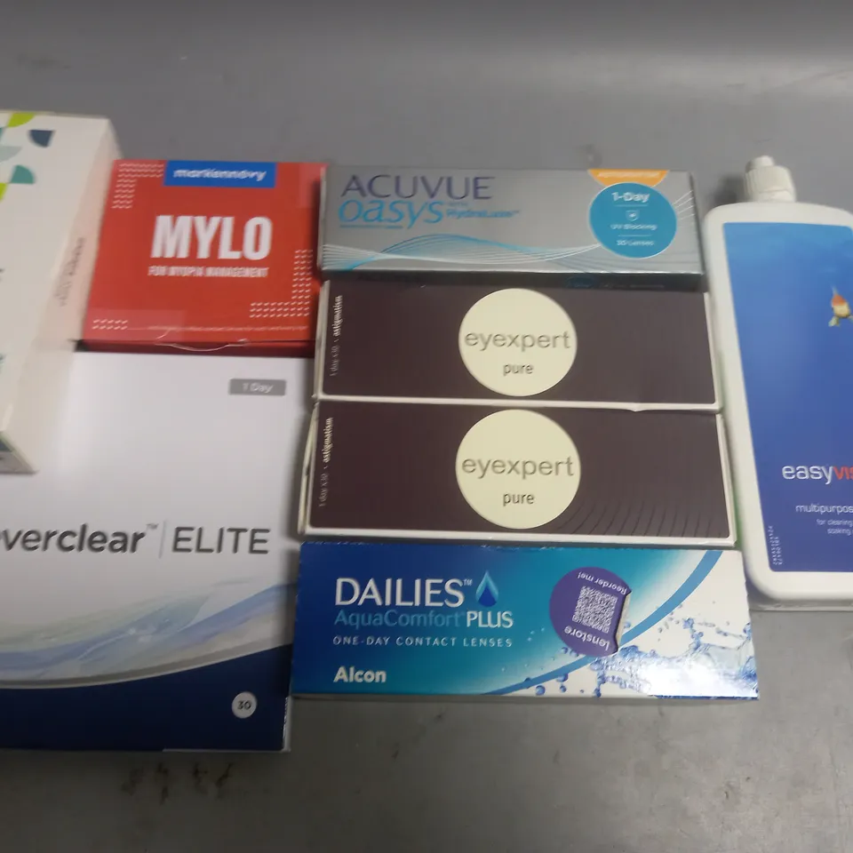 LOT OF ASSORTED EYE CARE ITEMS TO INCLUDE EVERCLEAR, SPECSAVERS AND ACUVUE