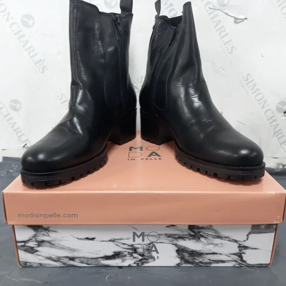 BOXED PAIR OF MODA IN PELLE CHUNKY HEEL CHELSEA BOOTS IN BLACK SIZE 6