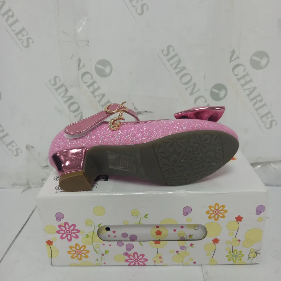 BOXED PAIR OF GIRS GLITTER BOW KITTEN HEEL SHOES IN PINK SIZE CHILD 29