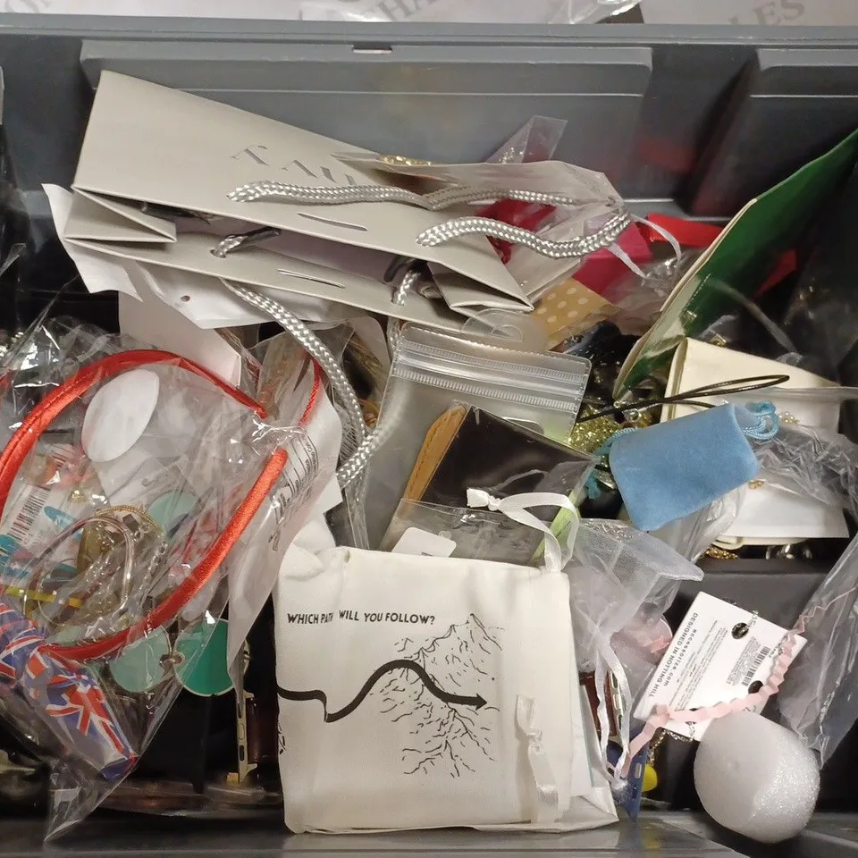 BOX OF APPROX 20 COSTUME JEWELLERY ITEMS INCLUDING NECKLACES, RINGS AND BRACELETS
