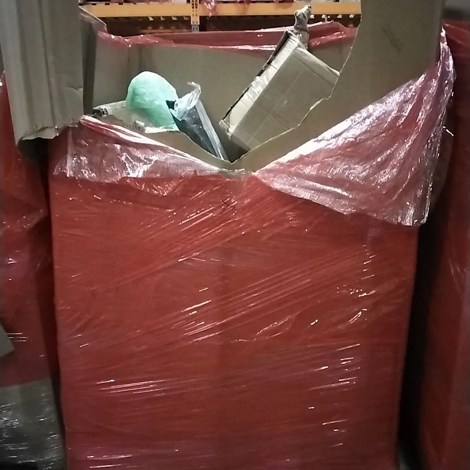 PALLET OF HOUSEHOLD ITEMS TO INCLUDE RETRACTABLE SAFETY GATE, GOLF PUTTING MAT, ROLLER SKATES AND OTHER ASSORTED ITEMS....