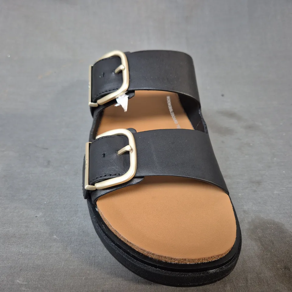 BOXED PAIR OF FITFLOP GEN-FF BUCKLE TWO-BAR LEATHER SLIDERS IN BLACK UK SIZE 6.5