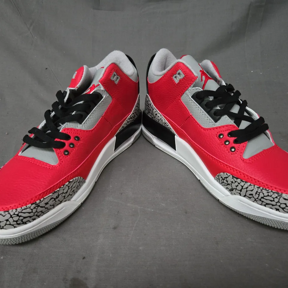 BOXED PAIR OF NIKE AIR JORDAN RETRO 3 SHOES IN RED/CEMENT UK SIZE 10