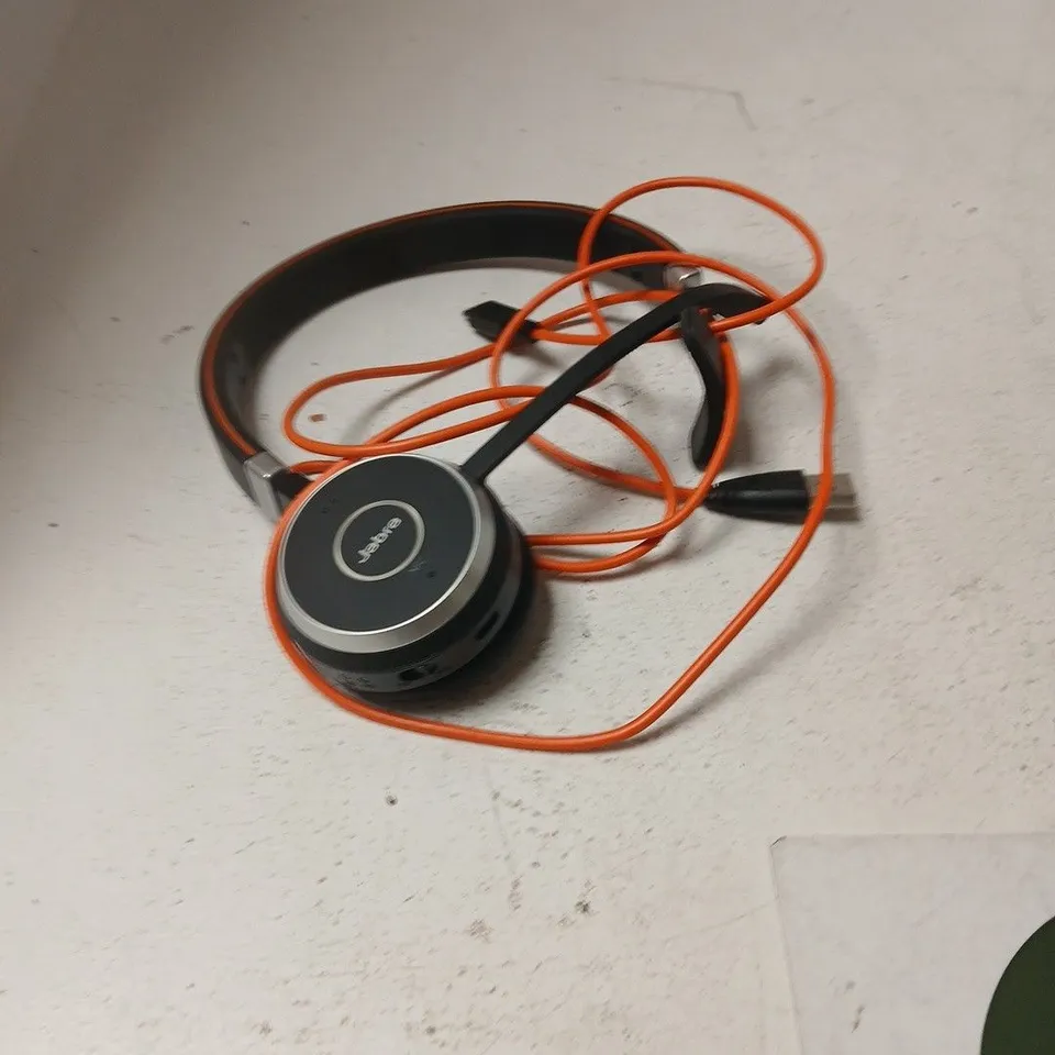 BOX OF APPROXIMATELY 14 ASSORTED ITEMS INCLUDING JABRA HEADSET , CLIPTEC COOLER PAD AND HEWLETT PACKARD KEYBOARD 