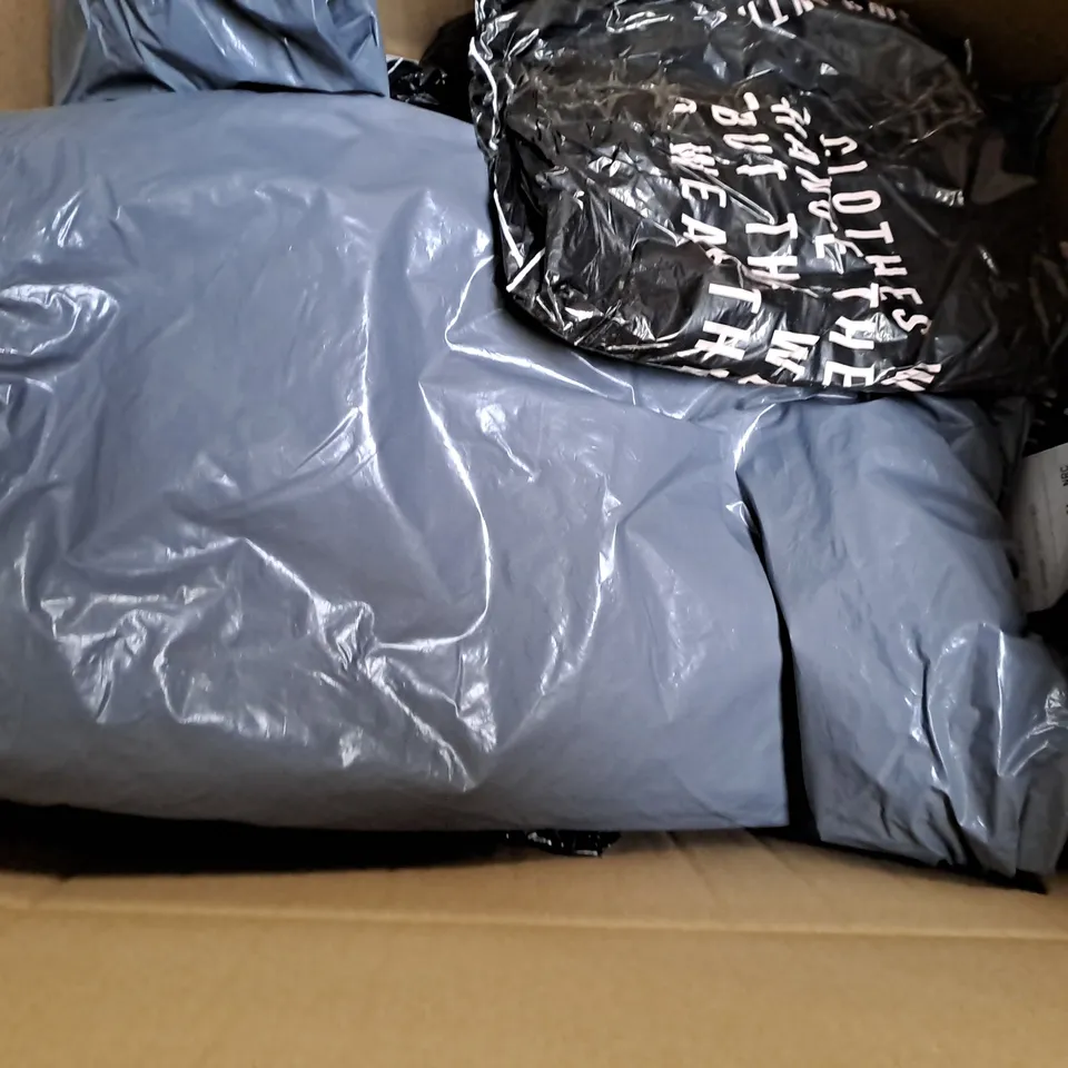 APPROXIMATELY 20 ASSORTED CLOTHING ITEMS IN VARIOUS STYLES AND SIZES 
