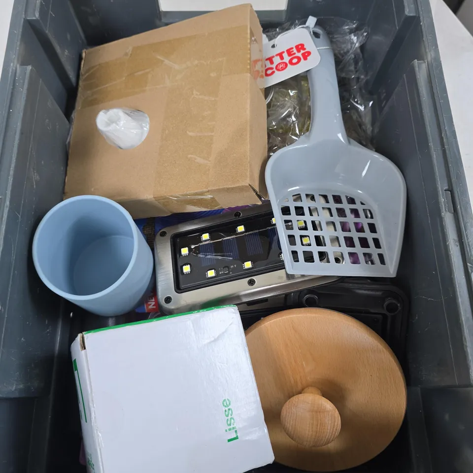 APPROXIMATELY 15 ASSORTED HOUSEHOLD PRODUCTS TO INCLUDE CLARKS BMX BIKE GRIPS, MOULD MAGIC EXTREME AND GALVANISED STAPLE