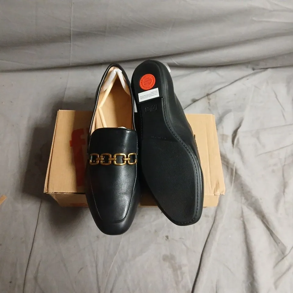 BLACK LEATHER LOAFERS WITH GOLD CHAIN DETAIL.