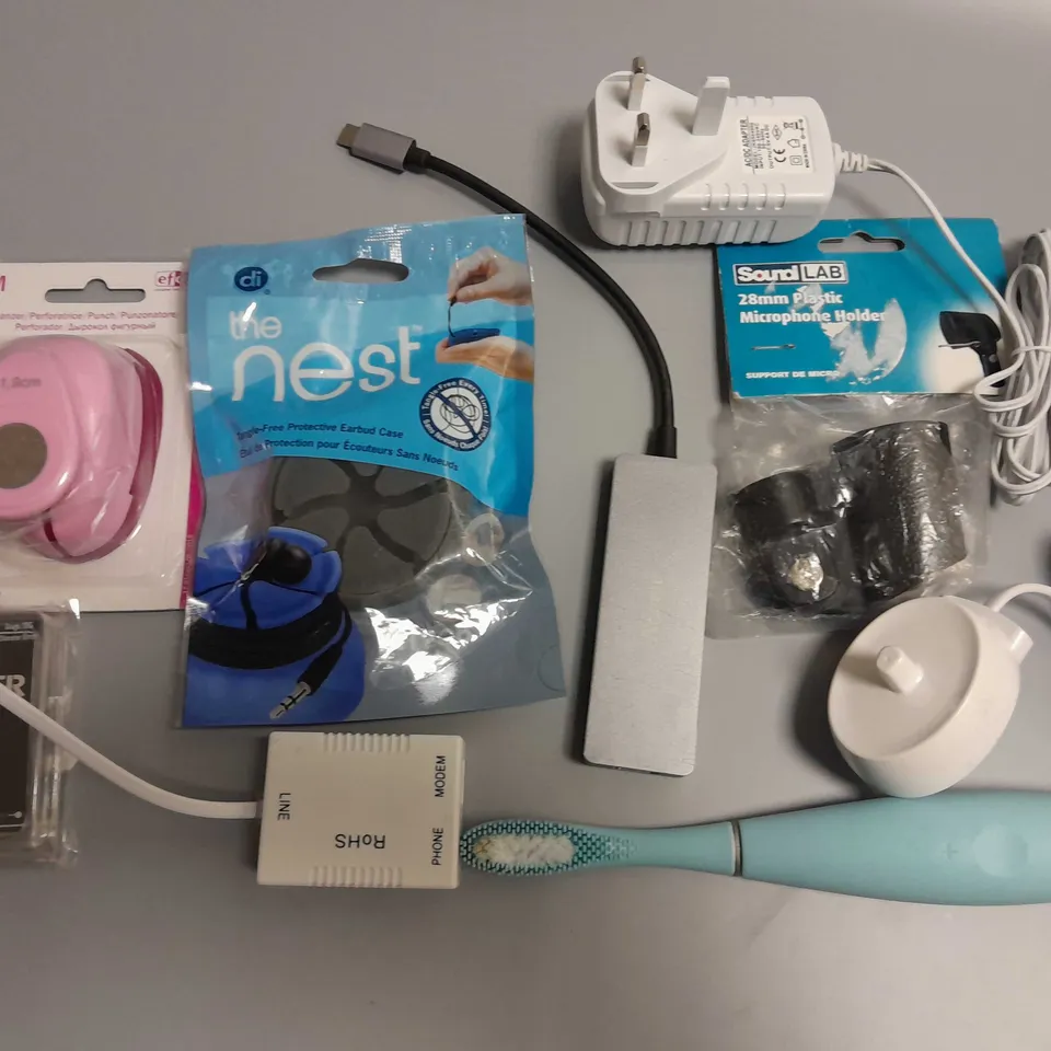 LOT OF 7 ASSORTED ITEMS TO INCLUDE MICROPHONE HOLDER, HOLE PUNCH AND NEST EARBUD CASE