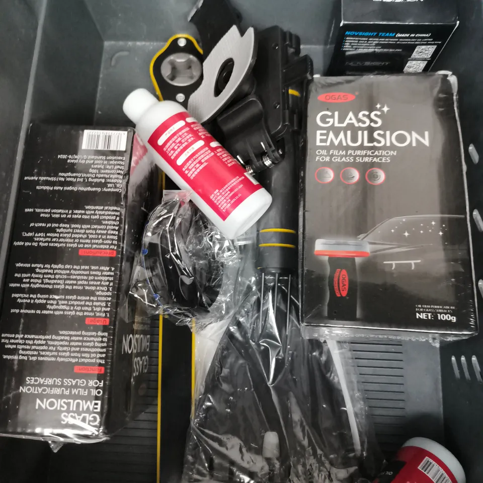 APPROXIMATELY 10 ASSORTED VEHICLE PARTS/ACCESSORIES TO INCLUDE BICYCLE LIGHTS, REFLECTIVE TRIANGLE, GLASS EMULSION ETC 