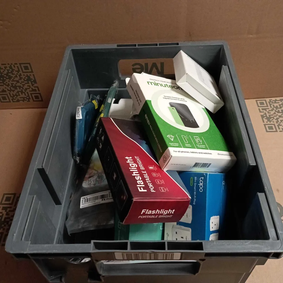 TOTE OF APPROXIMATELY 15 ASSORTED HOUSEHOLD ITEMS TO INCLUDE TAPO SMART WIFI PLUG, WIRELESS HDMI DISPLAY ADAPTER, FLASHLIGHT ETC