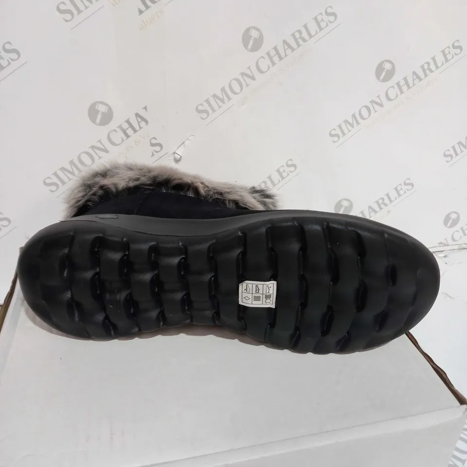 BOXED PAIR OF SKECHERS ON THE GO JOY MID SUEDE BOOTS - UK SIZE 8