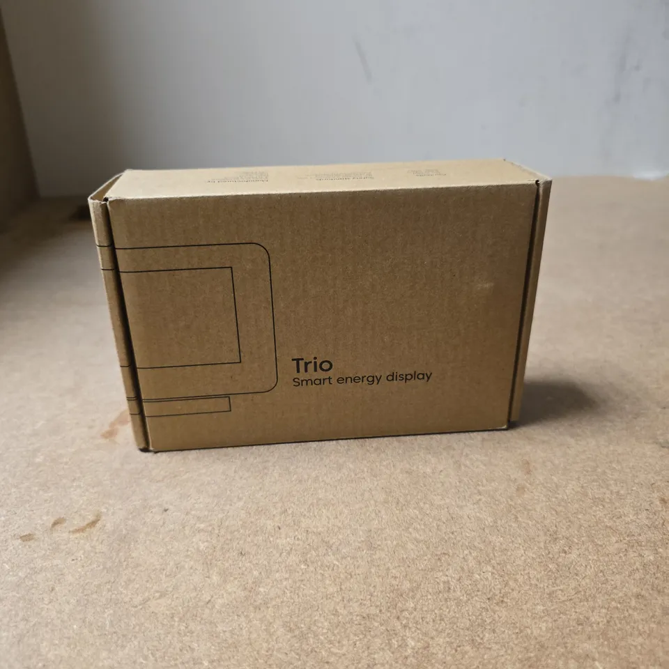 APPROXIMATELY 10 ASSORTED ITEMS INCLUDING TECKNET KEYBOARD AND TRIO SMART ENERGY DISPLAY 