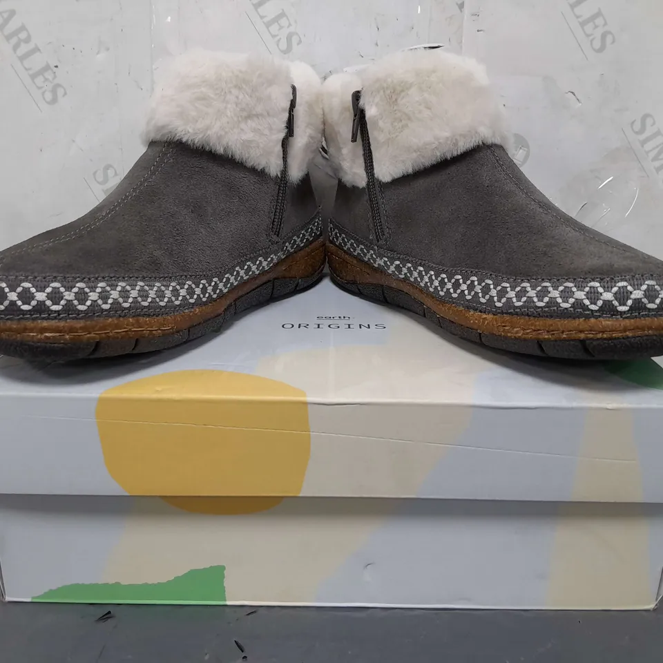 BOXED PAIR OF EARTH ORIGINALS EMMALYN BOOTIES IN GREY SIZE 5