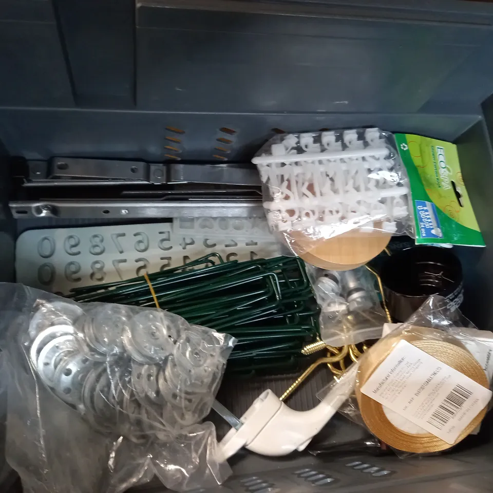 LOT OF APPROXIMATEY 15 ITEMS TO INCLUDE TV MOUNTING HARDWARE KIT, SOUNDAL MULTI-PURPOSE SILICONE, DRAKES PRIDE RINKLOCK MEASURE, ETC