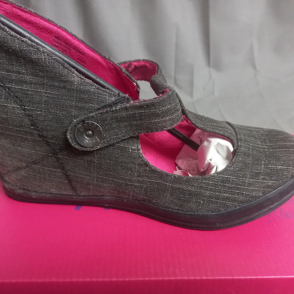 BOX OF APPROXIMATELY 12 BLACK  GUPPY LOVE BY BLOWFISH SHOES IN VARIOUS SIZES 