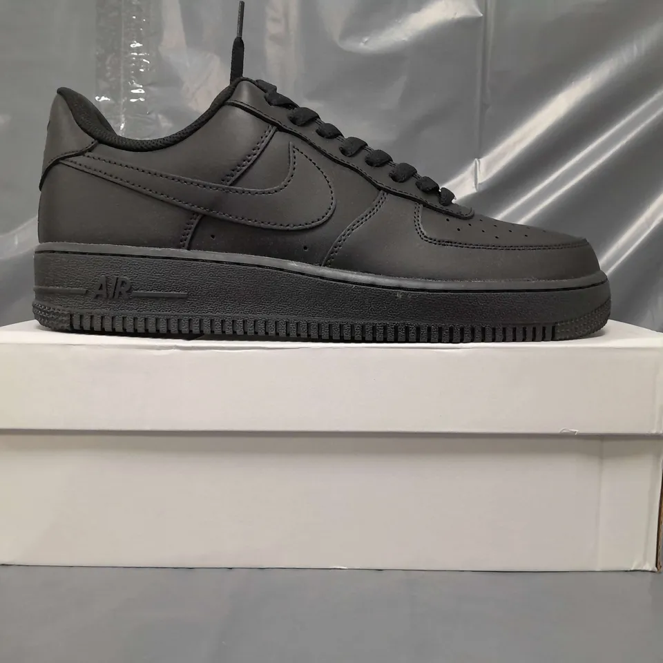 BOXED PAIR OF NIKE AIR FORCE 1 '07 SHOES IN BLACK UK SIZE 9.5