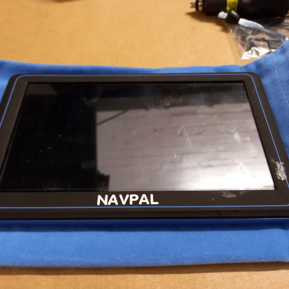 NAVPAL 7" BLUETOOTH GPS SAT NAV